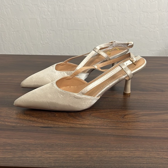 Lulus Women’s 9 Satin Pointed-Toe Slingback Ivory Pumps 90s Y2K Bridal Wedding - Picture 2 of 7